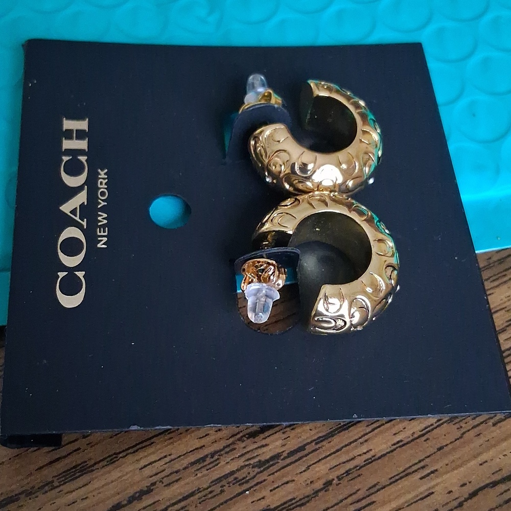 🌷Coach Signature C Embossed Earrings Gold With Crystal Accents NEW $65 Retail - Picture 2 of 4